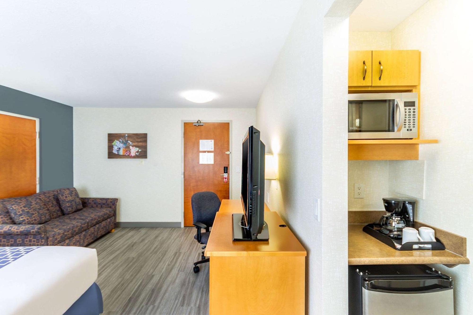 Econo Lodge Inn & Suites University YYC Dış mekan fotoğraf
