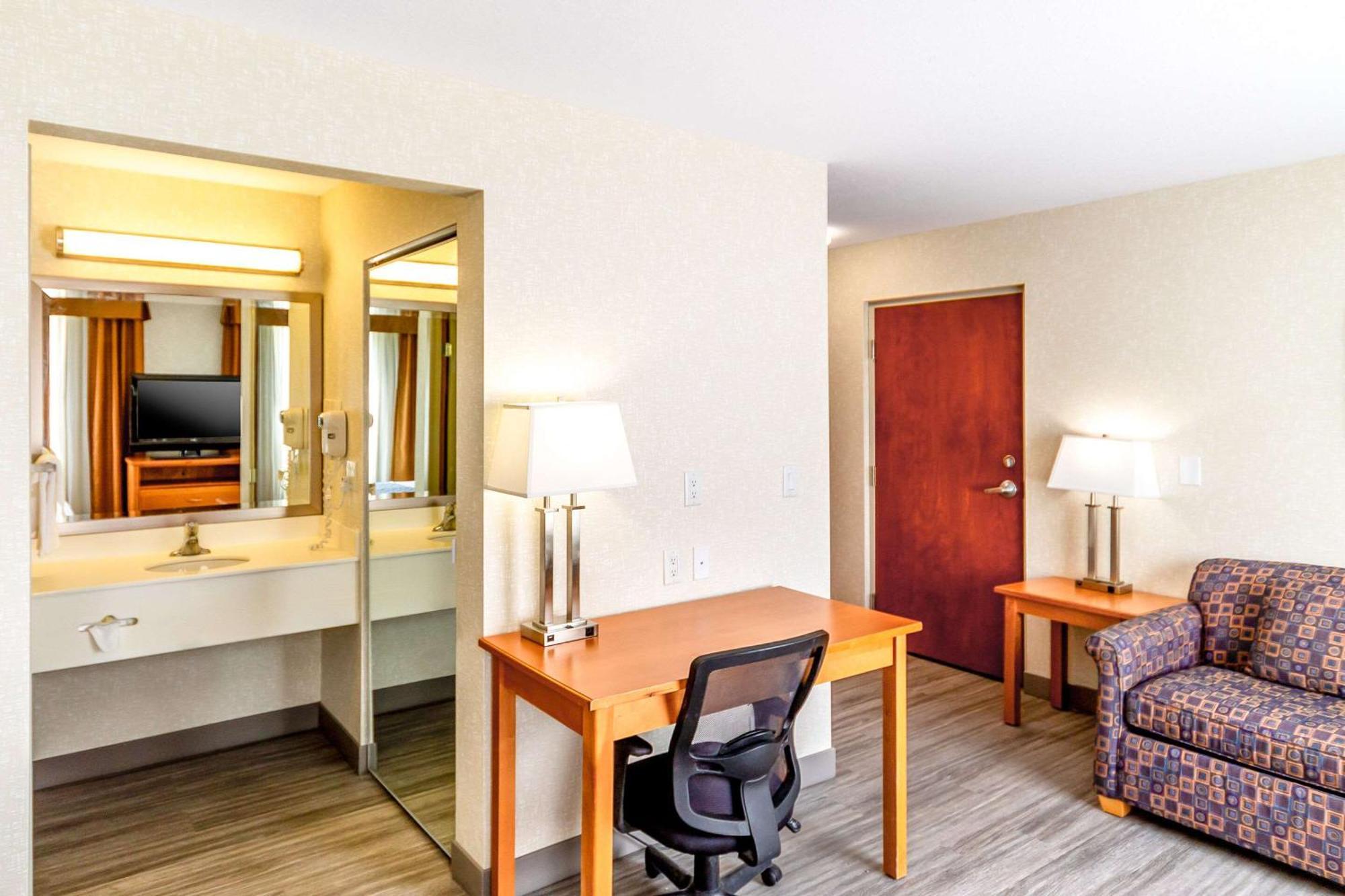 Econo Lodge Inn & Suites University YYC Dış mekan fotoğraf
