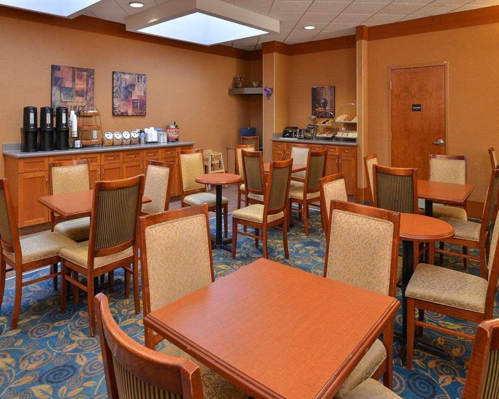 Econo Lodge Inn & Suites University YYC Restoran fotoğraf